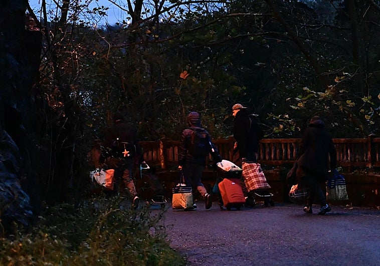 «¡Coged las cosas rápido, viene la policía!»